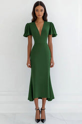 Grünes Midikleid mit V-Ausschnitt und Rüschen
